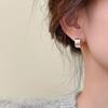Estilo francês simples estilo metal fivela de orelha de três fileiras estilo feminino leve luxo alto nível estilo frio brincos todos combinados brincos