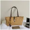 Bolsa tote de lona de grande capacidade para mulheres, novo modelo 2026, de alta qualidade, luxo leve, nicho, versátil para o dia a dia, de ombro e de mão