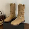 Botas de tornozelo em couro macio estilo retrô com fivela de cinto marrom e detalhes plissados, uma tendência quente de 2026 em botas de cowboy western femininas