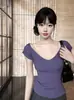 Camiseta de punto de manga corta, cuello en V morado, hombro normal para mujer, estilo corto de nicho de verano, estilo francés, ajustada espectacularmente, top dulce y picante para chica