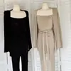 Un elegante conjunto de principios de otoño: un conjunto completo que incluye un vestido camisola, un cárdigan y un par de pantalones