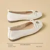 2026 Novo Estilo Sapatos de Boca Rasa Únicos para Mulheres, Mocassins de Solado Macio, Sapatos Baixos com Laço de Camélia Francesa, Sapatos Únicos de Bico Quadrado