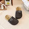 Sandalias tejidas para niña con punta cerrada para uso en exteriores, nuevo modelo de verano 2026, chanclas Birkenstock para niña, zapatos antideslizantes de suela blanda