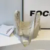 Bolso bandolera estilo perezoso color albaricoque lechoso con pliegues tipo dumpling estilo coreano estilo suave bolso de hombro de media luna para estudiante color caqui claro