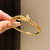 Pulseira Borboleta de Prata Cravejada com Diamantes~Estilo Levemente Luxuoso Borboleta de Zircônia com Fecho de Imã Borboleta 18K Ouro Real Galvanizado Joia de Mão Exquisita de Alta Qualidade para Mulheres