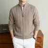 Suéter con cuello alto y cremallera para hombre de otoño e invierno, cárdigan de punto con textura de rayas verticales para jóvenes, ropa exterior casual de negocios para hombre