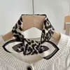 Bufanda de Algodón y Lino de Seda con Estampado de Leopardo para Mujer, Bufanda Delgada Versátil para Cuello de Primavera y Verano, Pañuelo Decorativo Pequeño Profesional, Goma para el Cabello Multifuncional