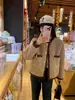 Casaco de Lã de Cordeiro Novo Estilo para Mulheres, Outono e Inverno 2026, Cardigan Curto Único e Super Estiloso em Estilo Inspirado em Chanel
