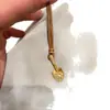 Nuevo Collar Colgante de Pala Dorada con Diamantes Completos Estilo Chino para Mujer Cadena de Clavícula de Cuerda Trenzada Estilo Creativo de Lujo Ligero Cadena de Cuello de Alta Gama de Moda