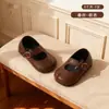 Zapatos planos casuales de color liso, estilo split-toe artificial, piel poco profunda, modelo principios de otoño 2026, zapatos planos sencillos para niñas al por mayor