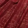 Nuevo tejido de gasa con rayas en relieve dorado y líneas geométricas, adecuado para decoraciones de bodas, cortinas, accesorios y materiales de confección.