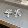"Abalorio Floral de Perla" aretes de botón florales vintage con circonita y perla, aretes de lujo ligero de alta gama con un diseño único, aretes de nicho