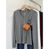 Camiseta popular de este año con cuello en V y manga larga para mujer, suave y cómoda, top interior versátil, elegante para ir al trabajo, capa base de otoño
