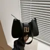 Bolsa Retrô Feminina 2025 Nova Moda Versátil Ombro Transversal Feminina Design de Nicho de Alta Qualidade Pequena Bolsa Quadrada