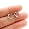Brincos hexagonais simples europeus e americanos de aço inoxidável, mini brincos geométricos simples, acessórios transfronteiriços, fabricantes de atacado