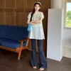 Conjunto Maternidade: Doce Top Vestido Branco com Mangas Bufantes Primeiro Amor, Vestido Branco de Verão com Gola Boneca Linha A, Calças Flare