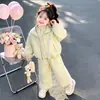 Conjunto de Primavera y Otoño para Niñas 2026 Nueva Moda Estilo Coreano Sudadera con Capucha Pantalones Casuales Ropa de Trabajo Conjunto de Tres Piezas de Otoño