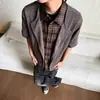 Camisa Masculina de Verão Falsa Duas Peças de Manga Curta, Estilo Old Money, Patchwork Xadrez, Camiseta com Gola de Lapela, Jaqueta de Manga Longa com Design Americano