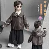 Jaqueta de Couro Patchwork Xadrez Masculina para Primavera e Outono Estilo Coreano Jaqueta Bonita Tendência Legal Infantil Roupas de Outerwear para Crianças Pequenas e Médias Comércio Exterior