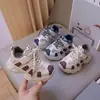 Zapatos para niños 2026 otoño nuevos zapatos deportivos para niños suela blanda antideslizantes ligeros para estudiantes correr zapatos de papá