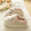 Estas lindas pantuflas de invierno con temática de gato KT son perfectas para usar afuera, proporcionando calidez y una sensación cómoda y acolchada.. Son antideslizantes, están hechos de algodón esponjoso y son adecuados para estudiantes y mujeres.