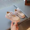 Zapatos de Cuero de Moda para Niños 2026 Otoño Nuevo Modelo Zapatos de Cuero con Lazo de Encaje para Niños Mayores con Correas de Velcro