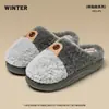 Nuevas zapatillas de algodón cerradas para otoño e invierno 2026 para mujer, antideslizantes, de suela gruesa, felpa, cálidas, zapatillas peludas de interior para parejas