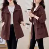 Trench coat casual estilo coreano para mulheres, design longo com capuz para primavera e outono, novo modelo 2026, jaqueta de poliéster que afina e marca a cintura