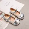 Zapatos Pequeños de Cuero para Niñas 2024 Primavera Nuevos Zapatos Infantiles Suela Suave Zapatos de Princesa Tesoro de Mujer Populares en Línea Estilo Extranjero Zapatos Individuales Primavera y Otoño