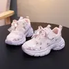Tênis para meninas 2026 primavera e outono novos sapatos casuais estilosos com solas macias, antiderrapantes, versáteis, estilo "dad shoes", tênis de corrida para crianças