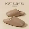 Chinelos silenciosos para mulheres, inverno, todas as estações, sola macia, sem barulho, para interior, casa, quentes, antiderrapantes, chinelos de couro PU e algodão, novos modelos de primavera e outono para homens