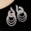 Pendientes Redondos Huecos con Tachuelas de Diamante Brillante Aguja Plateada, Pendientes de Lujo Ligero de Alta Gama, Pendientes de Moda Europeos y Americanos con un Diseño Único