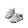 Nuevas zapatillas de dibujos animados para niños, parte superior de piel, zapatos casuales transpirables antideslizantes con lazo para niñas, suela suave, suela ligera