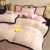 Juego de Cuatro Piezas de Terciopelo de Leche Tallado Sábana de Coral Espesa Extra Suave Funda de Edredón Faldón de Cama Juego de Cama de Tres Piezas 4