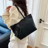 Bolsa Casual Retro de Ombro Grande Capacidade Estilo Coreano para Mulheres 2025 Nova Bolsa Tote Colorida Lisa para Estudante Universitário