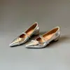 Zapatos de mujer Chuyuji estilo francés de punta con aumento de altura interno, zapatos bajos de moda envolventes, elegantes y versátiles, nuevo color plateado