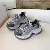 Zapatos de plataforma gruesa de cuero sintético tipo "dad shoes" para mujeres menudas, nuevo modelo otoño 2026, versátiles, ligeros, zapatillas casuales que aumentan la altura