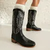 2026 Botas Vaqueras Occidentales Botas de Hombre Invierno Nuevas Bordadas Corte en V Botas de Montar Punta Cuadrada Bota de Media Caña Talla Grande de Mujer Venta al por Mayor