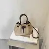 Bolsa tipo balde estilosa para mulheres, novo estilo coreano 2026, bolsa de ombro minimalista e moderna, bolsa transversal de nicho para mulheres