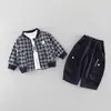 Elegante conjunto de ropa infantil para niños para primavera y otoño, conjunto de tres piezas de cuadros pequeños para bebé de 1 a 3 años, ropa para bebés y niños pequeños