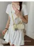 Bolsa de ombro transversal feminina com design único, bolsa de mão simples versátil estilo coreano, nova bolsa de trabalho de bolinhas da moda 2026