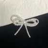 Broche Laço de Pérola para Mulheres, Alfinete Fashion com Pedrarias, Acessório Decorativo para Roupas, Corsage Elegante e Versátil