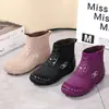 Compra uno, llévate otro gratis: botas de lluvia de moda para adultos para uso en exteriores, uso en la cocina y botas de goma ligeras, antideslizantes y cálidas hasta la pantorrilla para mujer con forro de vellón