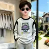 Camiseta de algodão puro com mangas compridas e blocos de cor para meninos, novo estilo primavera e outono, top estiloso, menino bonito, crianças de meia-idade e mais velhas, segunda pele, roupa de outono