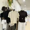 ¡Simplicidad estilo coreano! Nuevo modelo 2026, cuello semi-alto con detalle de cinta, diseño texturizado, tejido suave y versátil de manga corta para mujer