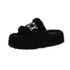 Pantuflas mullidas de talla grande, de alta gama, transfronterizas para mujer, nueva colección Otoño/Invierno 2026, orientadas a la exportación, con diseños de letras, estilo europeo y americano, y suelas gruesas