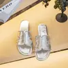 Sandalias Planas de una Sola Tira Estilo Francés Pequeño Aroma Retro de Piel de Cordero de Primera Capa para Mujer Verano 2026 Nuevas Chanclas para Uso en Exteriores