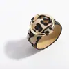 Nuevo estilo retro europeo y americano pulsera de cara ancha moda personalidad estampado de leopardo pelo de caballo imitación cuero pulsera ajustable venta al por mayor