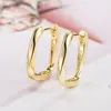 Pendientes dorados geométricos en forma de U para mujer Diseño de nicho Sensación de alta gama Aretes de botón Temperamento simple Estilo frío Pendiente de moda 2022