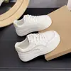 Zapatillas Deportivas Blancas de Cuero Transpirable para Mujer Otoño 2026 Versión Coreana Nuevas Ultraligeras de Suela Gruesa para Aumentar la Altura Casual Versátiles